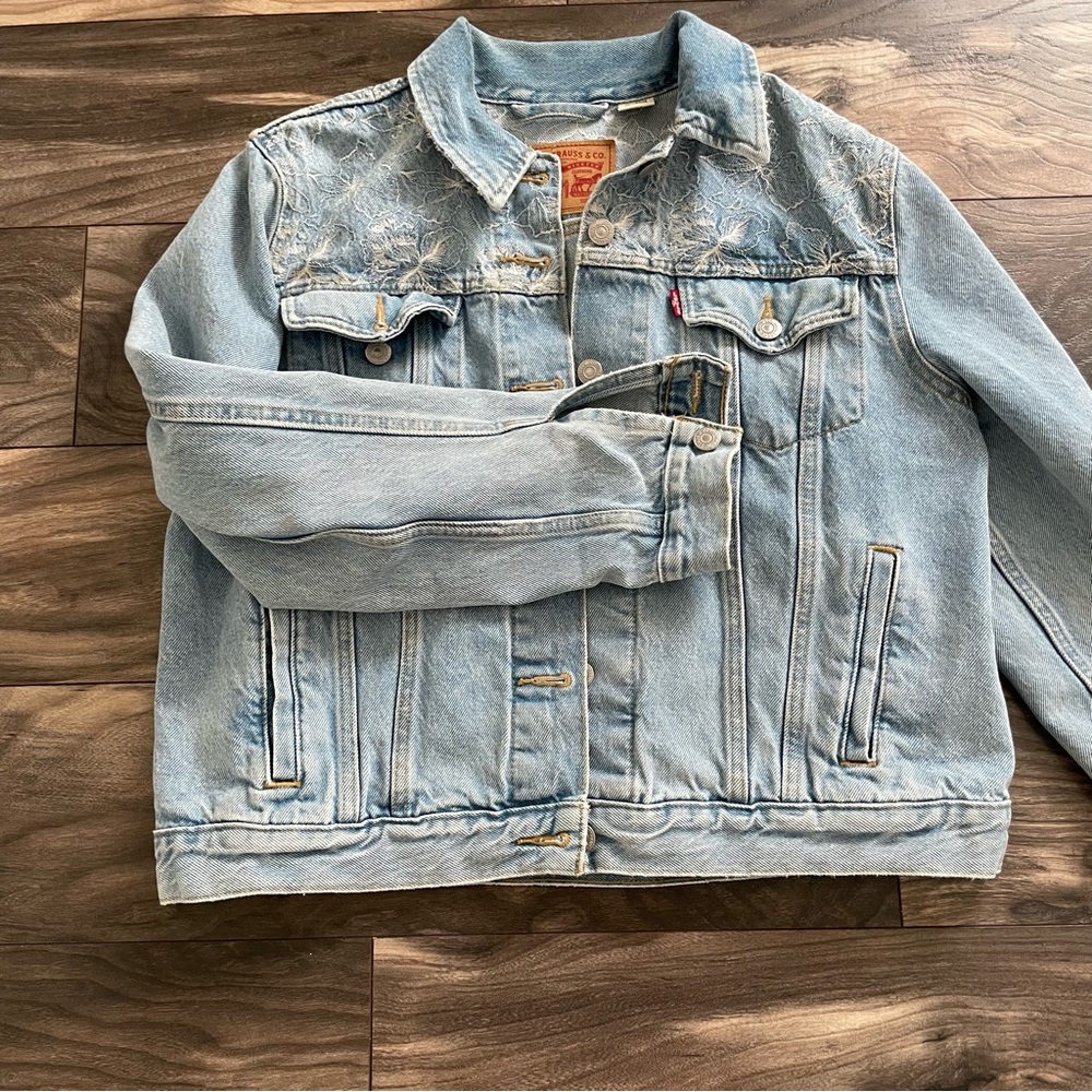 Levi's embroidered jean jacket size XL